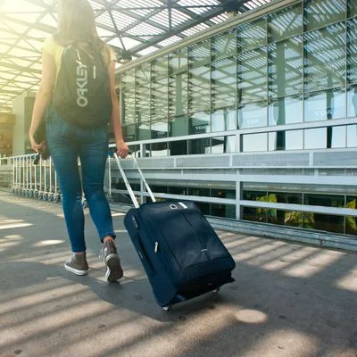 Voyageur avec valise